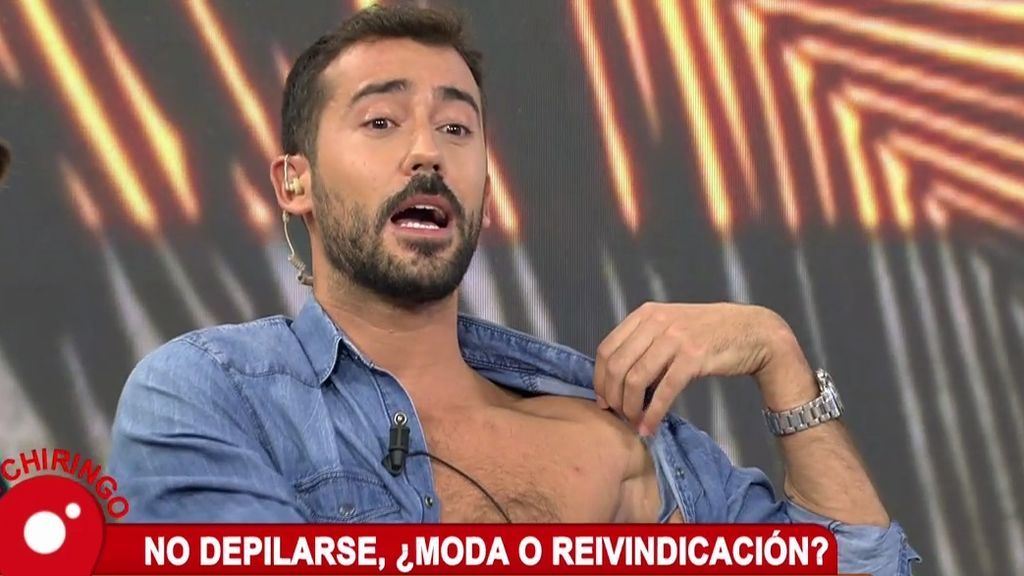 Álvaro Berro se descamisa para demostrar si se depila las axilas o no