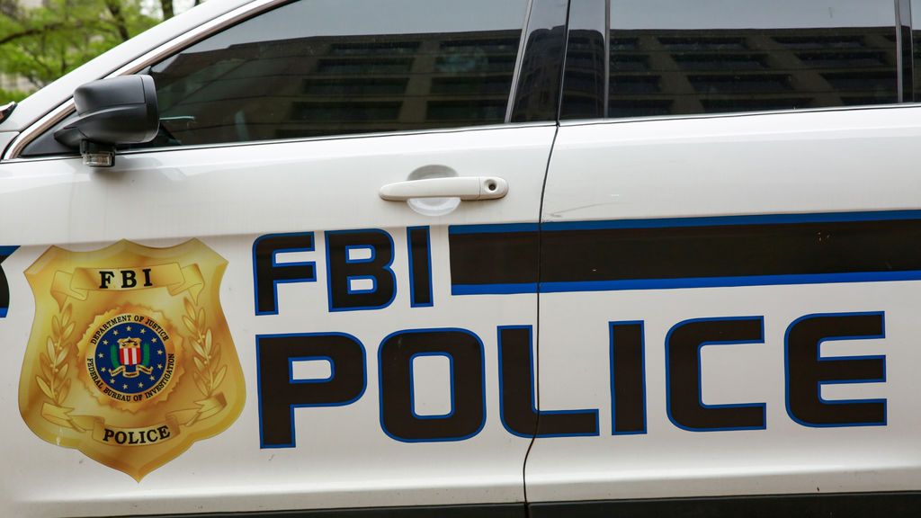 El FBI detiene a un guardia de seguridad que planeaba atacar sinagogas y bares LGTBQ
