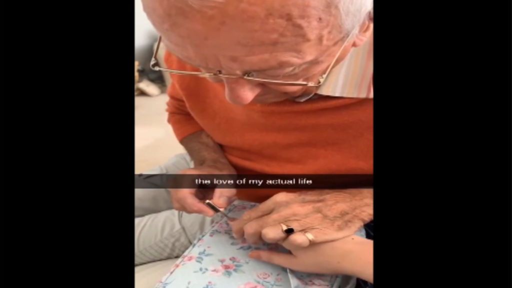 Un anciano pinta las uñas a su nieta en el hospital