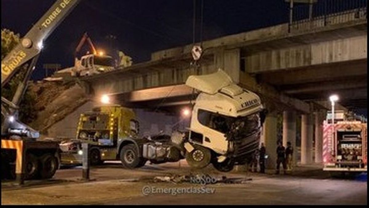 Un camión se precipita desde un puente de 6 metros de altura en una avenida de Sevilla