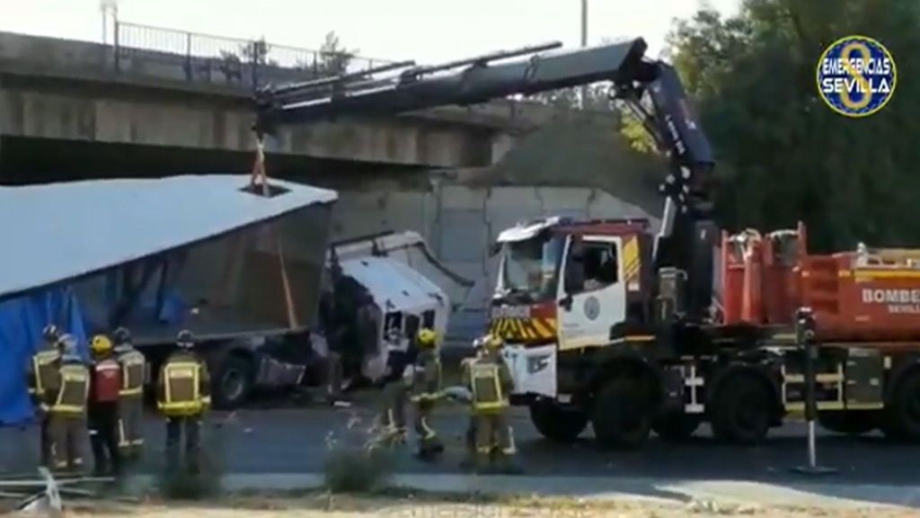 Aparatoso accidente en Sevilla: un camión cae al vacío desde una altura de 6 metros