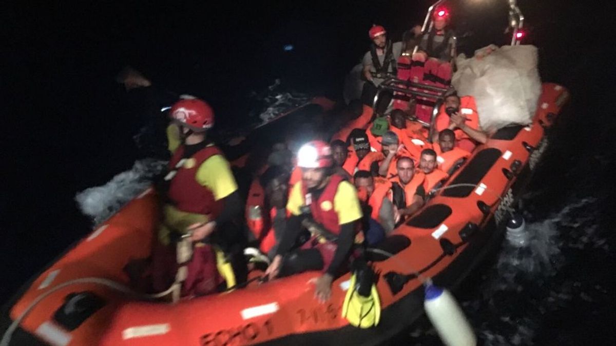 Open Arms afirma que Malta solo ofrece el desembarco de los 39 rescatados, algo que considera "inadmisible"