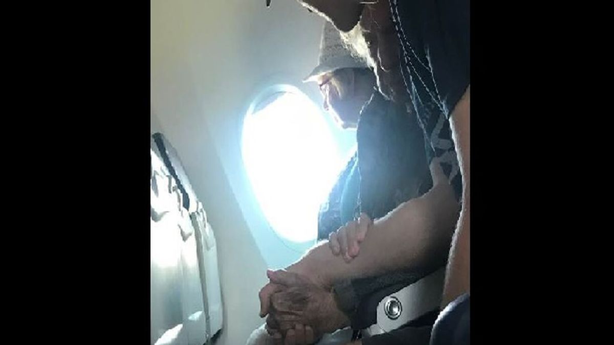 El bonito gesto de un hombre con una anciana que tenía miedo durante un vuelo que se ha hecho viral
