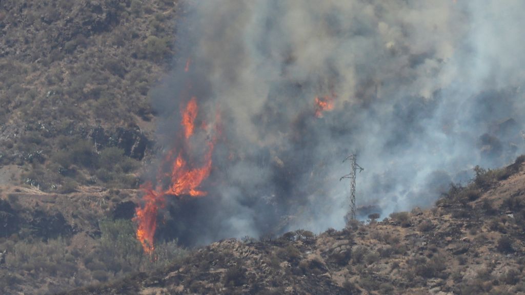 Logran contener el incendio de Gran Canaria pero se esperan vientos de hasta 70 km/h