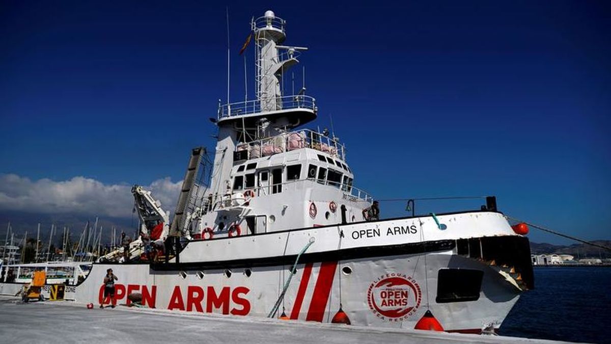 "Por motivos humanitarios": el Open Arms no descarta atracar en un puerto sin permiso si la situación continúa siendo insostenible