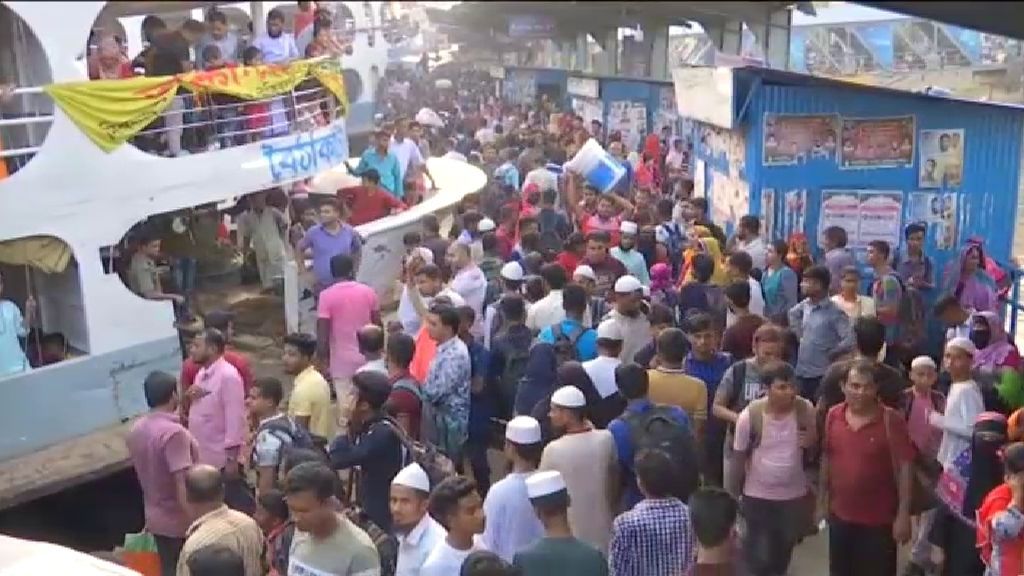 Éxodo en Bangladés para celebrar el Eid al-Adha, la mayor festividad musulmana