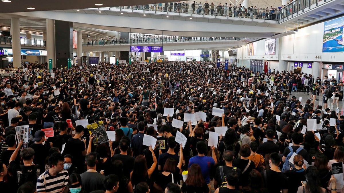 El aeropuerto de Hong Kong cancela todos los vuelos por las protestas que Pekin tacha de "terroristas"