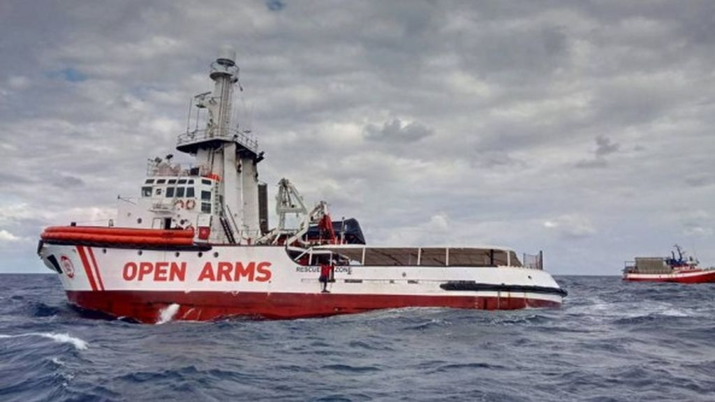 El Open Arms evacúa a dos mujeres enfermas y a sus familiares a Malta