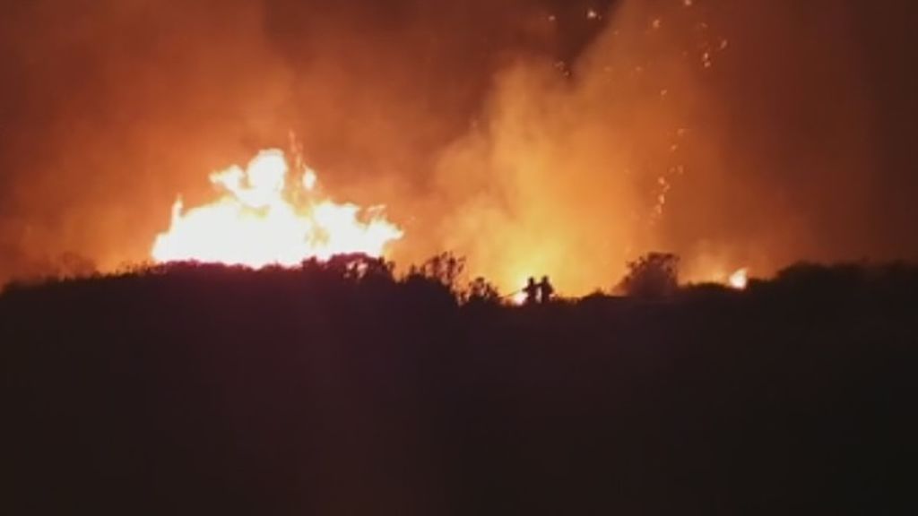 “Cuando me sacaron de allí, el fuego estaba en la puerta": Casi un millar de desalojados en Gran Canaria