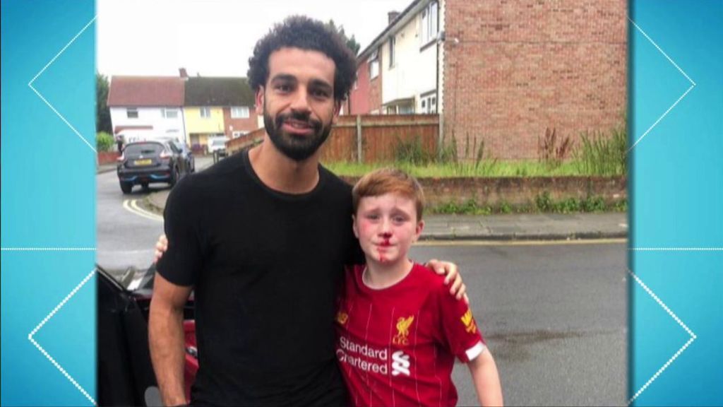 Un joven aficionado del Liverpool se choca con una farola al intentarse hacer una foto con Salah