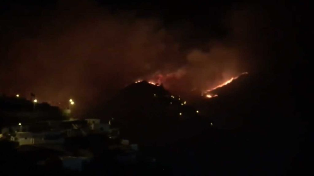 Un millar de desalojados en Canarias por las llamas