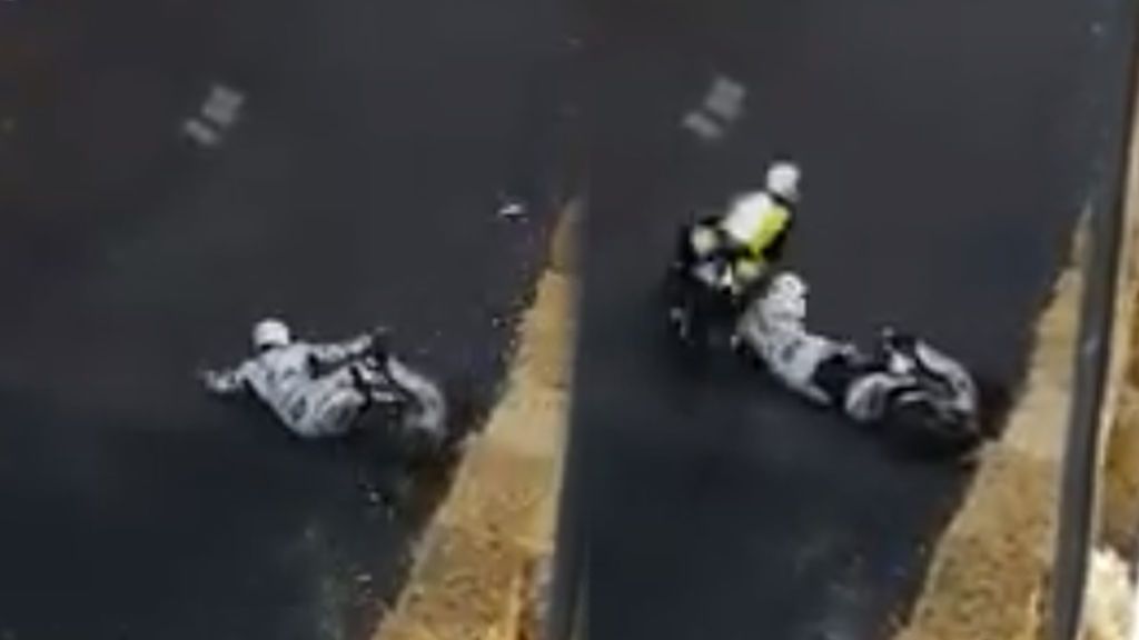 El casco le salva la vida a un piloto español después de que una moto le golpeara la cabeza El casco le salva la vida a un piloto español después de que una moto le golpeara la cabeza