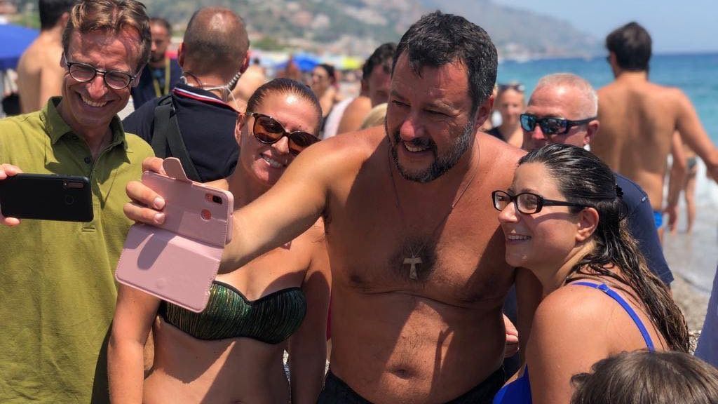 Salvini mete a Italia en una crisis de gobierno mientras se da un baño de multitudes en las playas de Sicilia
