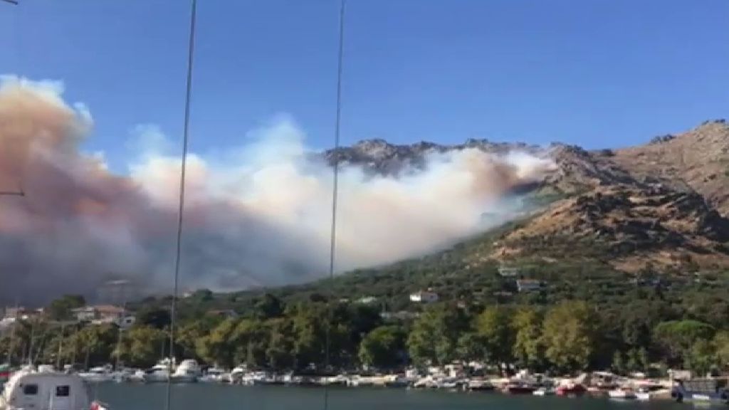 Un incendio forestal amenaza la isla turca de Mármara