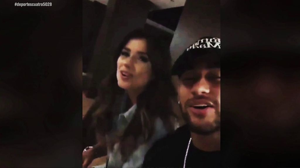 Neymar, ajeno a todo canta a lo Bradley Cooper mientras siguen los rumores sobre su fichaje