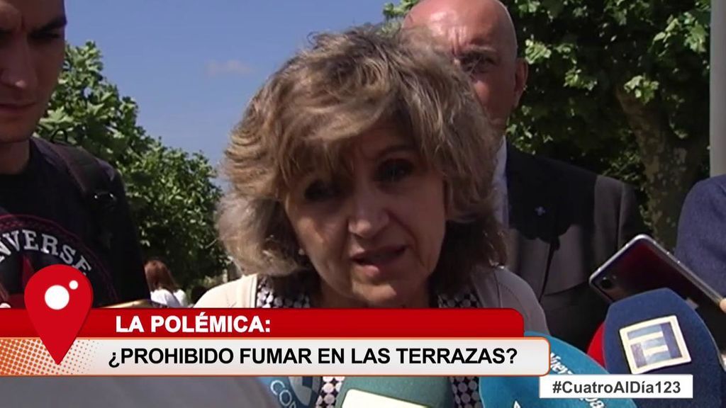 La ministra de Sanidad propone que se prohíba fumar en las terrazas