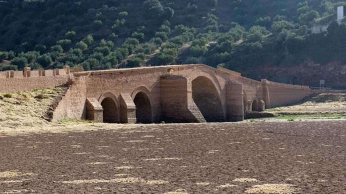 La sequía saca a luz el puente renacentista de Ariza en el pantano de Giribaile, en Jaén