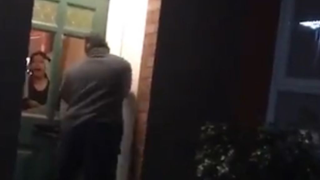 Una adolescente de 15 años graba a su padre agrediendo a su madre y consigue que lo condenen a prisión Una adolescente de 15 años graba a su padre agrediendo a su madre y consigue que lo condenen a prisión