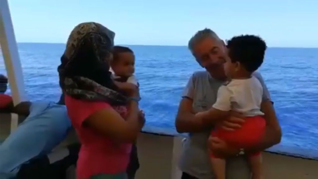 Malta evacúa a dos bebés gemelos, con problemas médicos, y su familia del Open Arms
