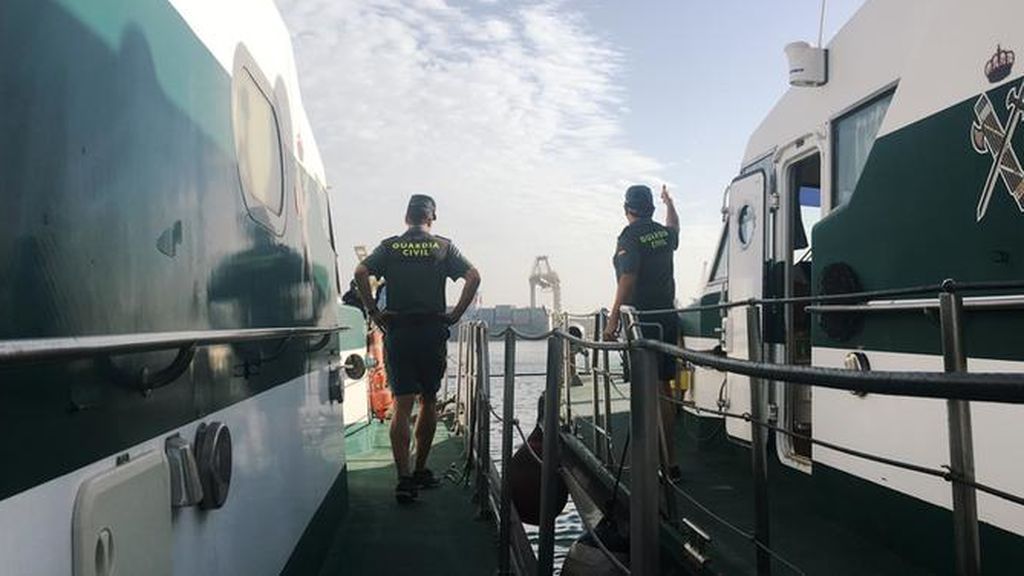 Interceptan a dos presuntos MENA en una tabla de surf cuando llegaban a Ceuta Interceptan a dos presuntos MENA en una tabla de surf cuando llegaban a Ceuta