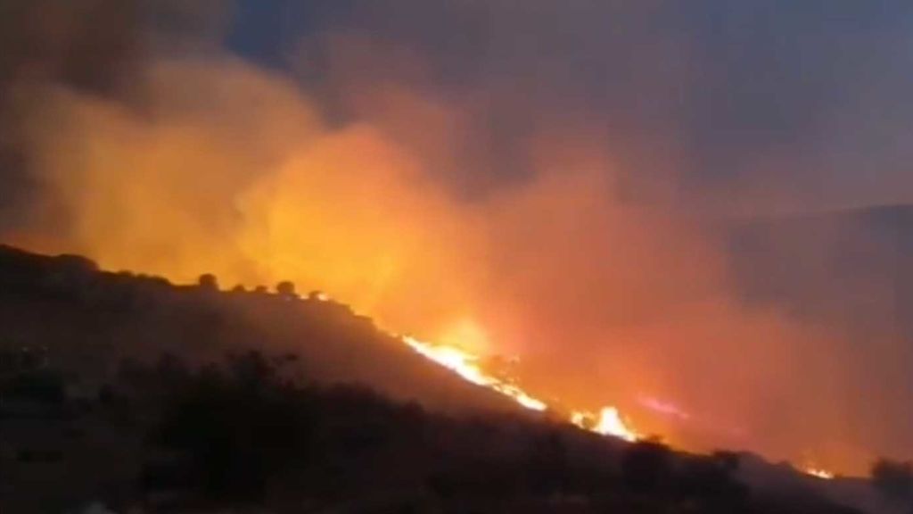 El viento complica la extinción de un incendio en Navalacruz, Ávila