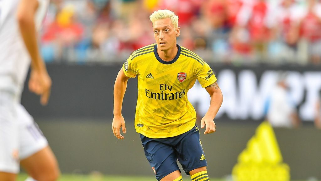 Özil vuelve a su casa después de cinco días en el asiento de atrás de un coche y rodeado de seguridad privada Özil vuelve a su casa después de cinco días en el asiento de atrás de un coche y rodeado de seguridad privada