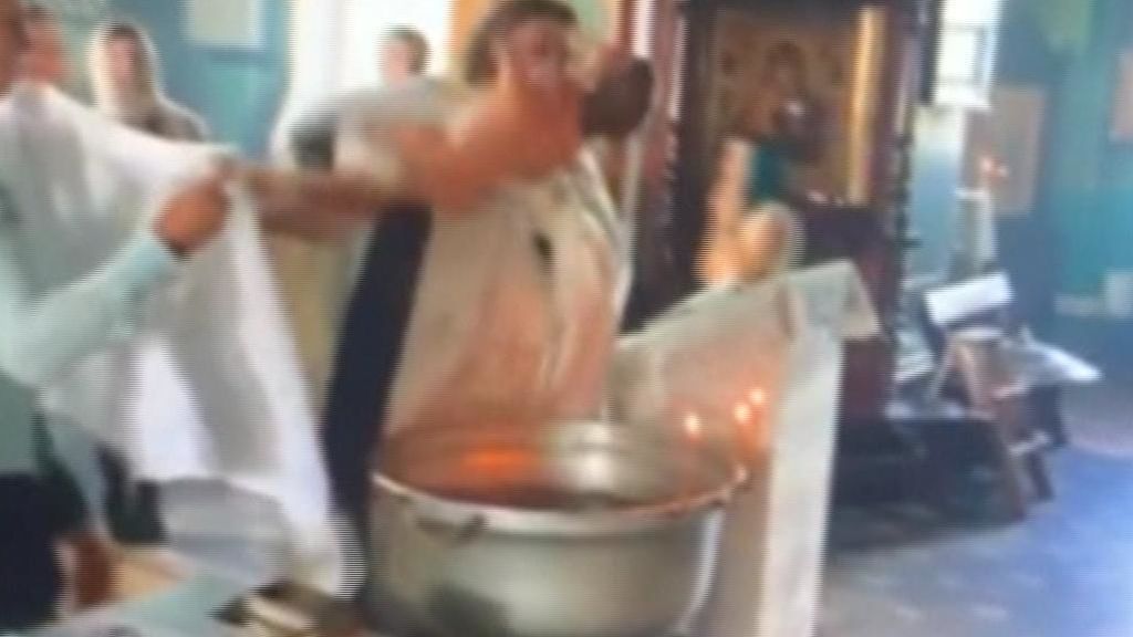 El violento bautizo de un niño en una iglesia ortodoxa en Rusia