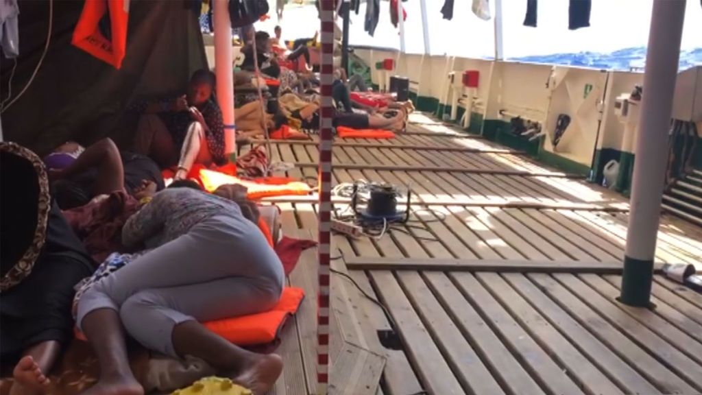 El Open Arms pone rumbo a Lampedusa después de que un tribunal italiano les permita llegar a puerto