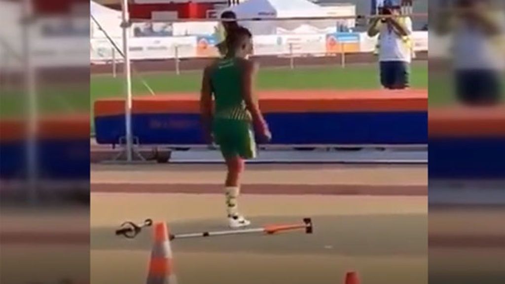 Un atleta con la pierna amputada realiza un impecable salto de altura y deja a todos sorprendidos