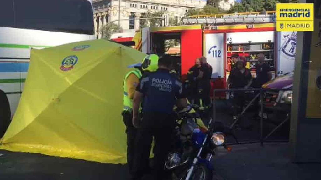 Fallece una motorista tras colisionar contra un autobús en la plaza de Cibeles