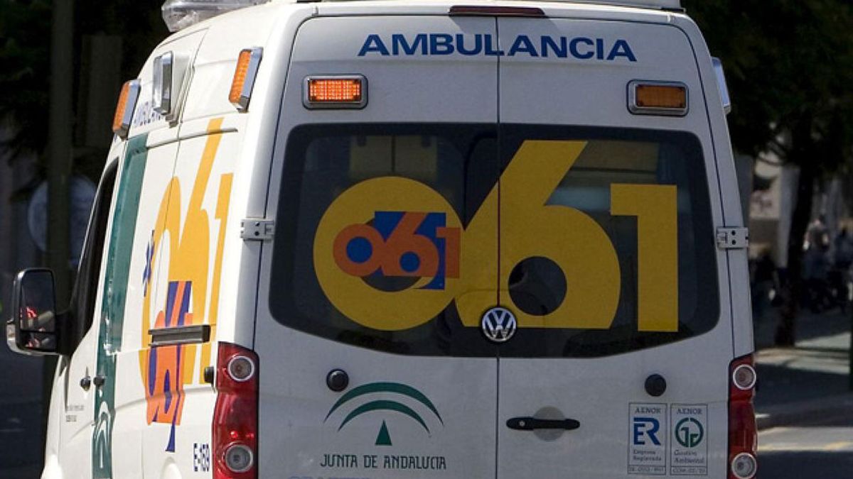 Un incendio en el centro de salud de Punta Umbría (Huelva) provoca que la atención se haga en ambulancias a sus puertas