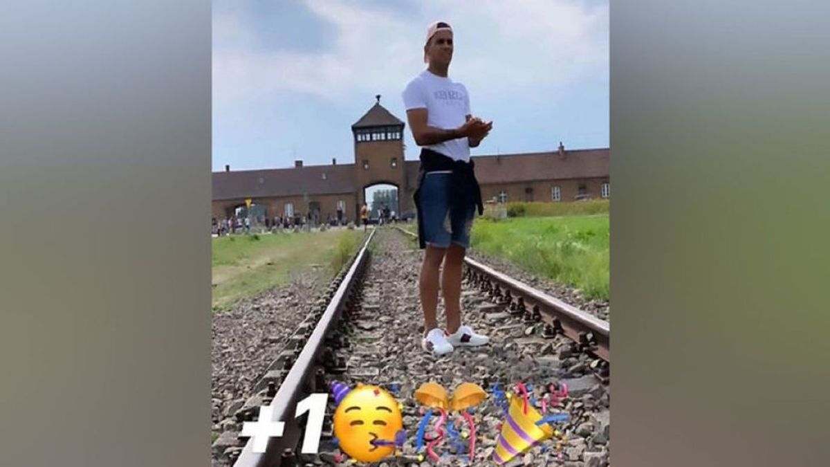 Un futbolista uruguayo celebra su cumpleaños con una foto en Auschwitz: "No sabía dónde estaba"