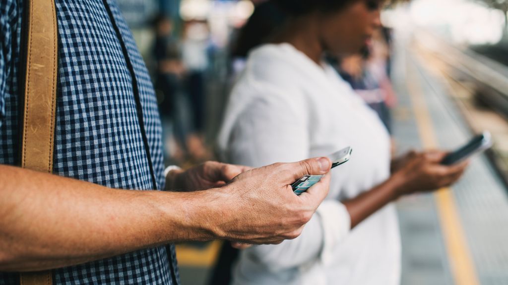 No regañes más a tus hijos: tú también estás enganchado al teléfono móvil