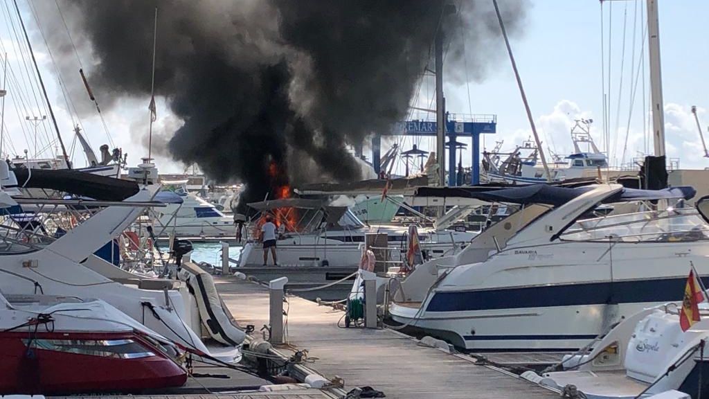 Hospitalizada una persona por inhalación de humo tras incendiarse una embarcación deportiva en Benicarló (Castellón)
