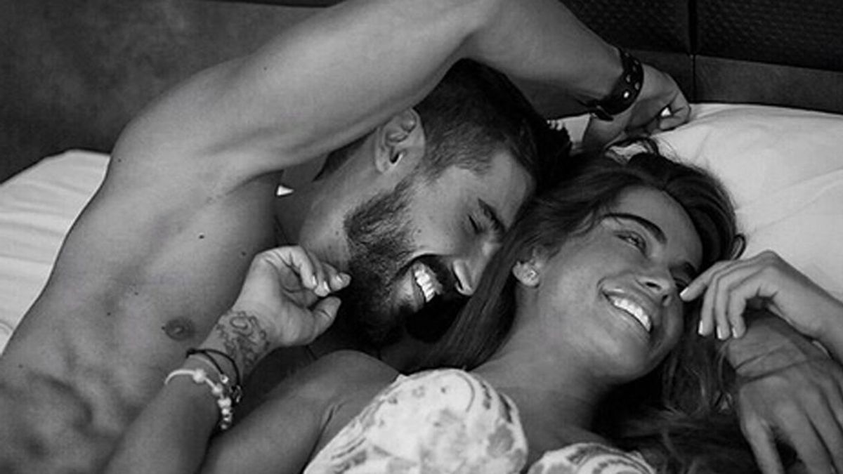 Violeta y Fabio se comen a besos en una piscina y le llueven las críticas: "Perfume de verano"