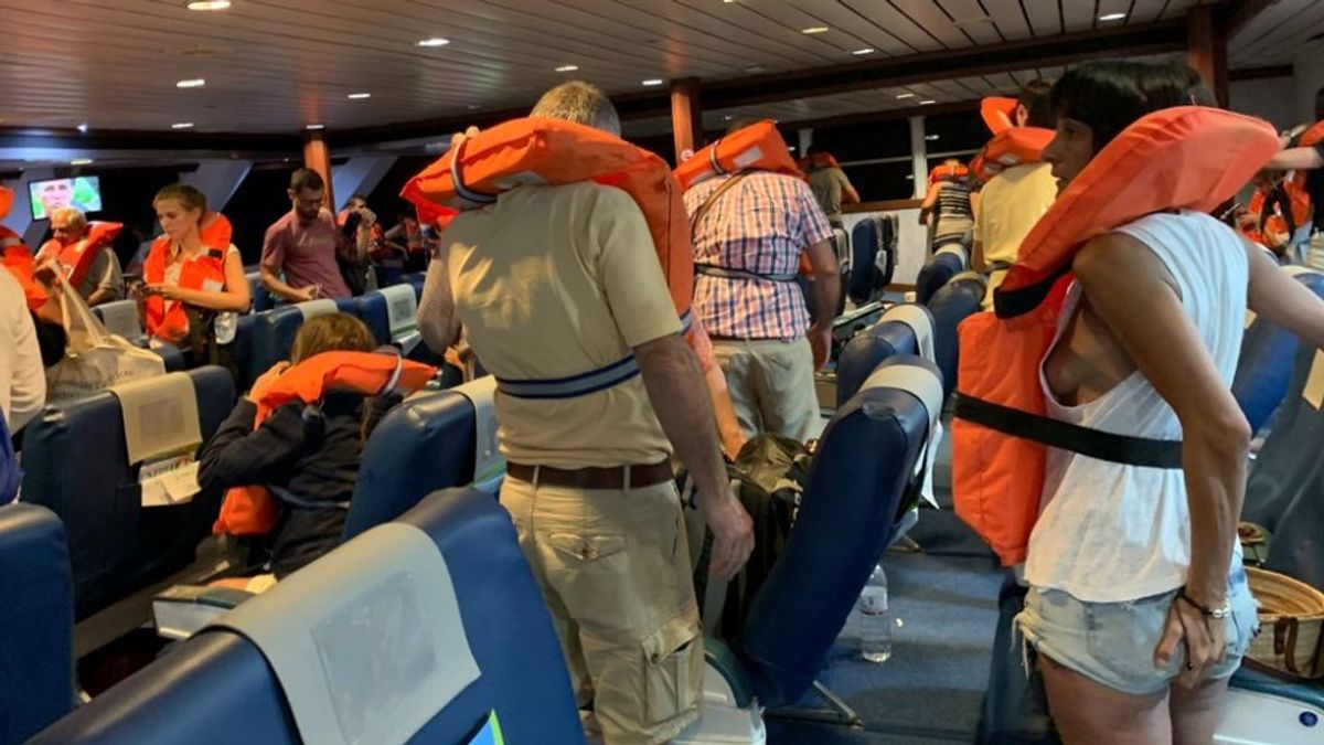 Un ferri encalla en la escollera del puerto de Denia con 393 pasajeros a bordo: "Hemos sentido pánico"