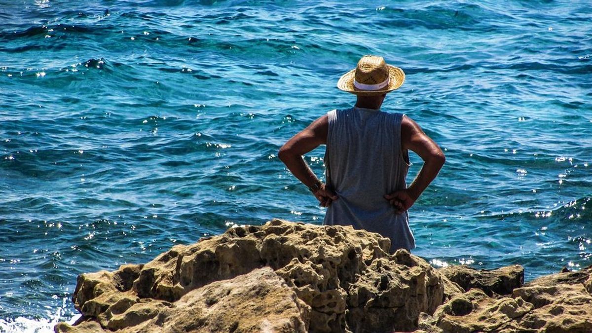 Un anciano se vuelve viral mientras llora frente al mar: "34 años después ha vuelto donde estuvo de niño"