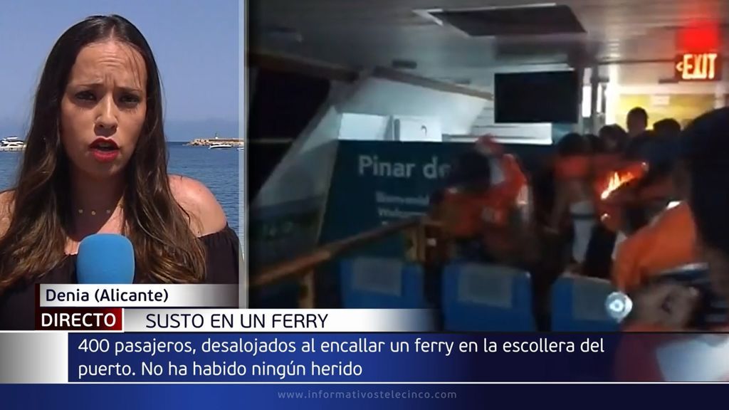 Un ferri con  393 pasajeros encalla en la escollera del puerto de Denia: "Hemos sentido pánico"