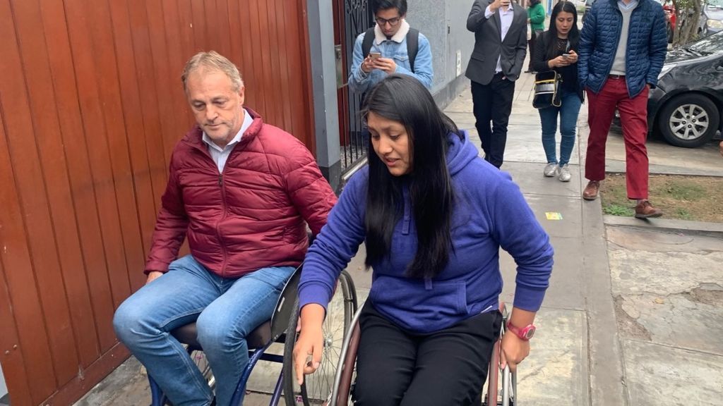 El alcalde de Lima recorre la ciudad en silla de ruedas tras ser desafiado por la paratleta Pilar Jáuregui El alcalde de Lima recorre la ciudad en silla de ruedas tras ser desafiado por la paratleta Pilar Jáuregui
