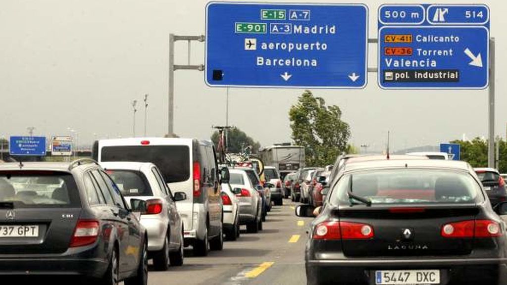 Atasco kilométrico en la A-7 después de un accidente entre siete coches Atasco kilométrico en la A-7 después de un accidente entre siete coches