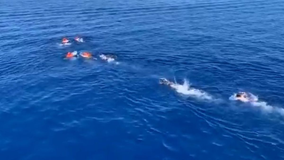 Migrantes del 'Open Arms' se lanzan al agua para intentar alcanzar la isla de Lampedusa