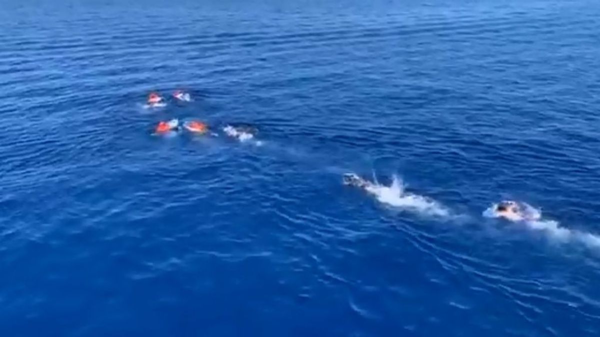 Migrantes a borde del Open Arms se lanzan al agua para tratar de alcanzar la isla de Lampedusa