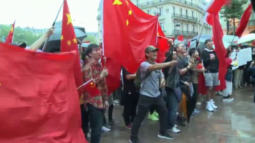 Estudiantes chinos se manifiestan en París contra la violencia en Hong Kong