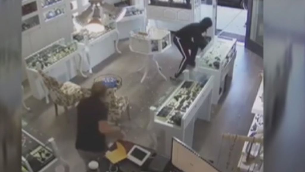 El joyero de una tienda se enfrenta a dos ladrones sin dudar