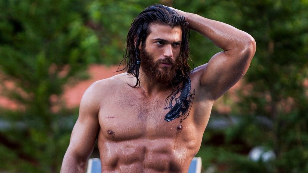 La que ha liado Can Yaman en Italia: el baño de masas del protagonista de ‘Erkenci Kus’