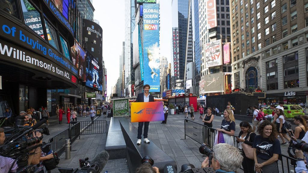 Bardem y Greenpeace piden en Times Square un pacto por lo océanos