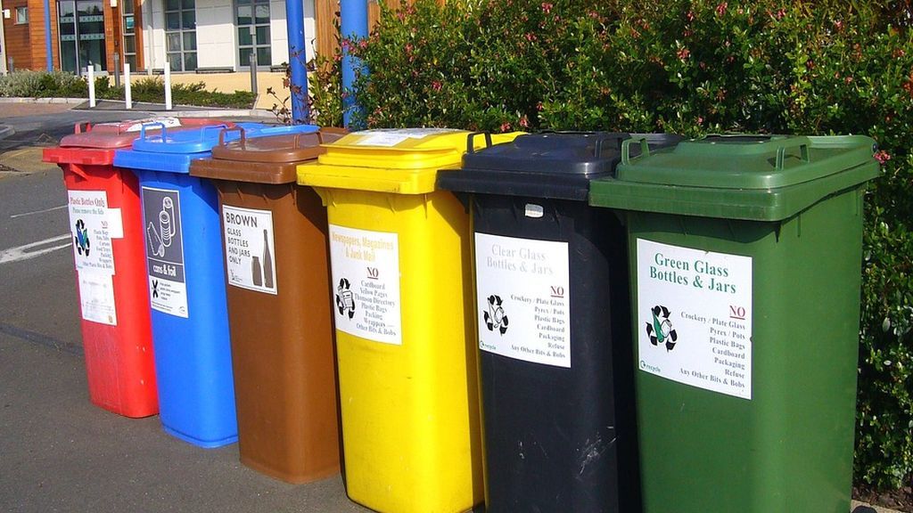 Arrestan y encierran a una madre que puso las bolsas de basura en los contenedores de color equivocados Arrestan y encierran a una madre que puso las bolsas de basura en los contenedores de color equivocados