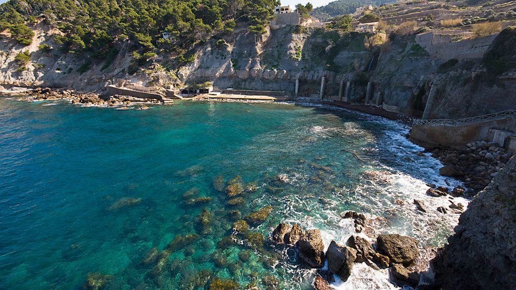 Un joven, herido grave tras lanzarse al mar desde 15 metros en Cala Banyalbufar (Mallorca) Un joven, herido grave tras lanzarse al mar desde 15 metros en Cala Banyalbufar (Mallorca)