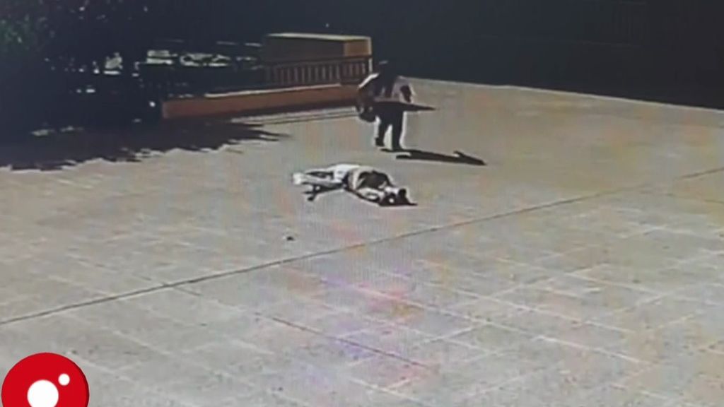 Un abuelo se cae al suelo intentando detener al hombre que le acababa de robar