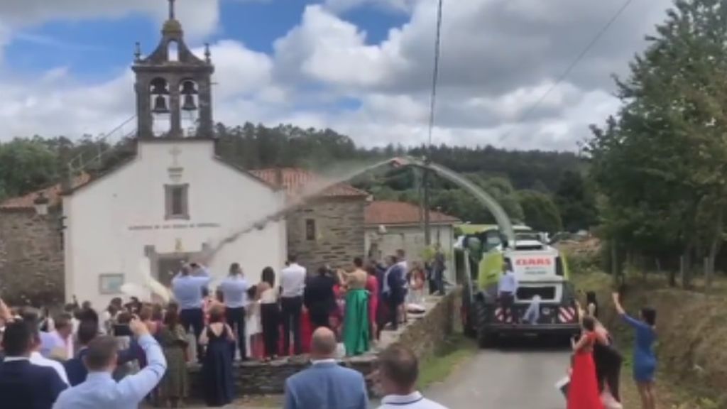 Una ‘agroboda’ de Galicia se vuelve viral por la curiosa salida de los novios de la iglesia